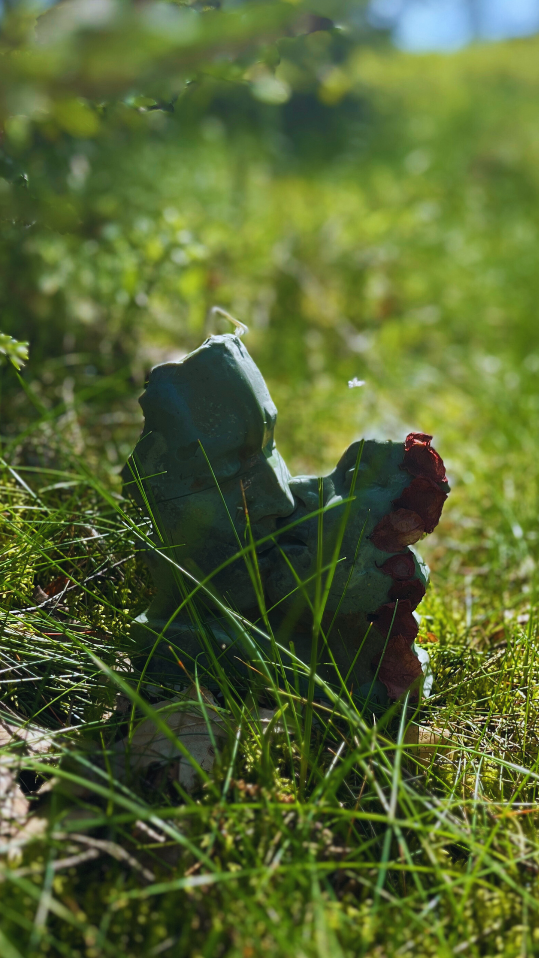 Świeca sojowa „Pocałunek Mokoszy” w trawie