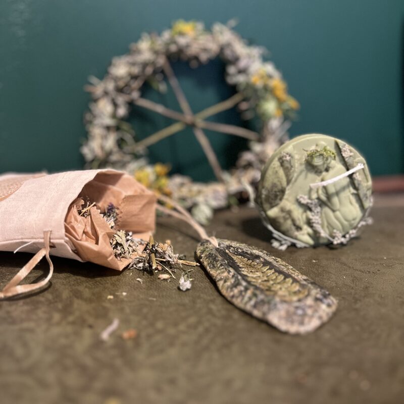 Niezbędnik rytualny na Noc Kupały - Dziewka Kupały, Wianek kupalny, Garść ziół do ogniska, Zawieszka "Kwiat Paproci"