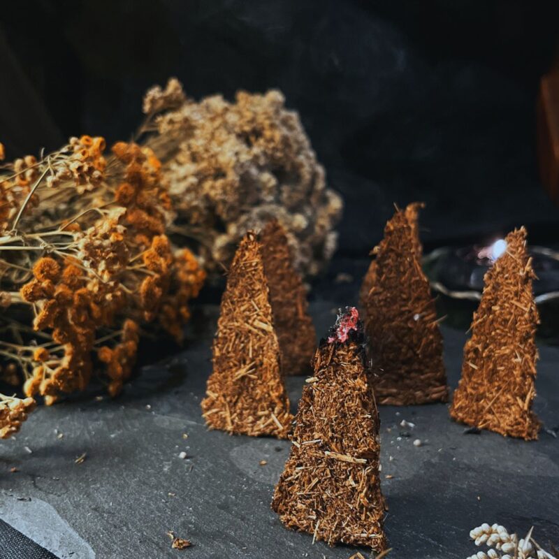 Mały dym – Słowiański klasyk II – ziołowe kadzidło stożkowe - 3 sztuki