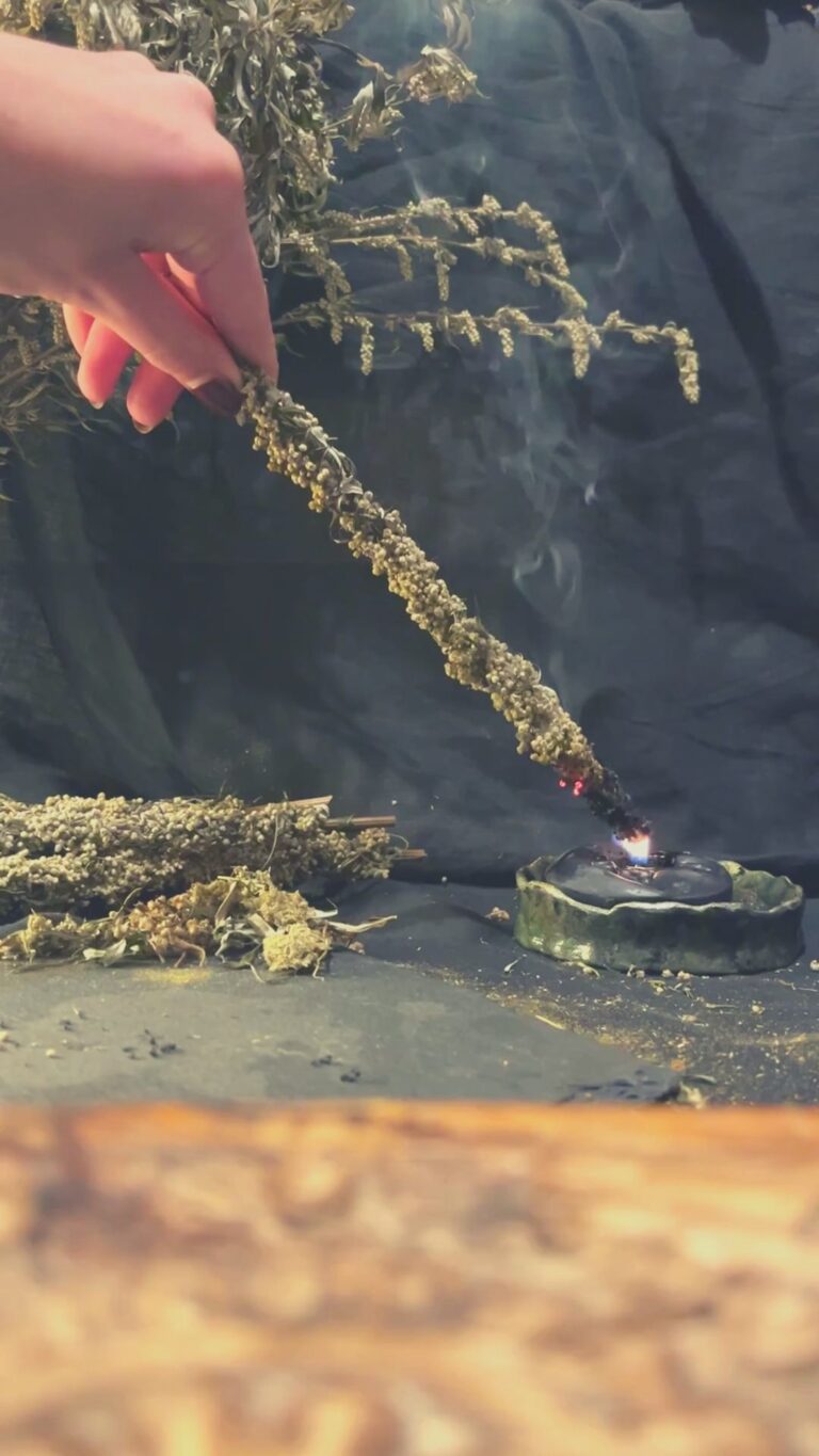 Jak wykonać domowy rytuał oczyszczania z kadzidłem ziołowym?