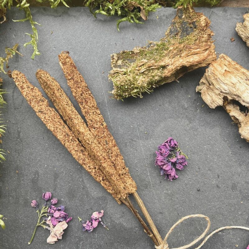 Mały dym – Majowe szepty Wierzby – Kadzidło z próchna i bzu na patyczku – 3 sztuki