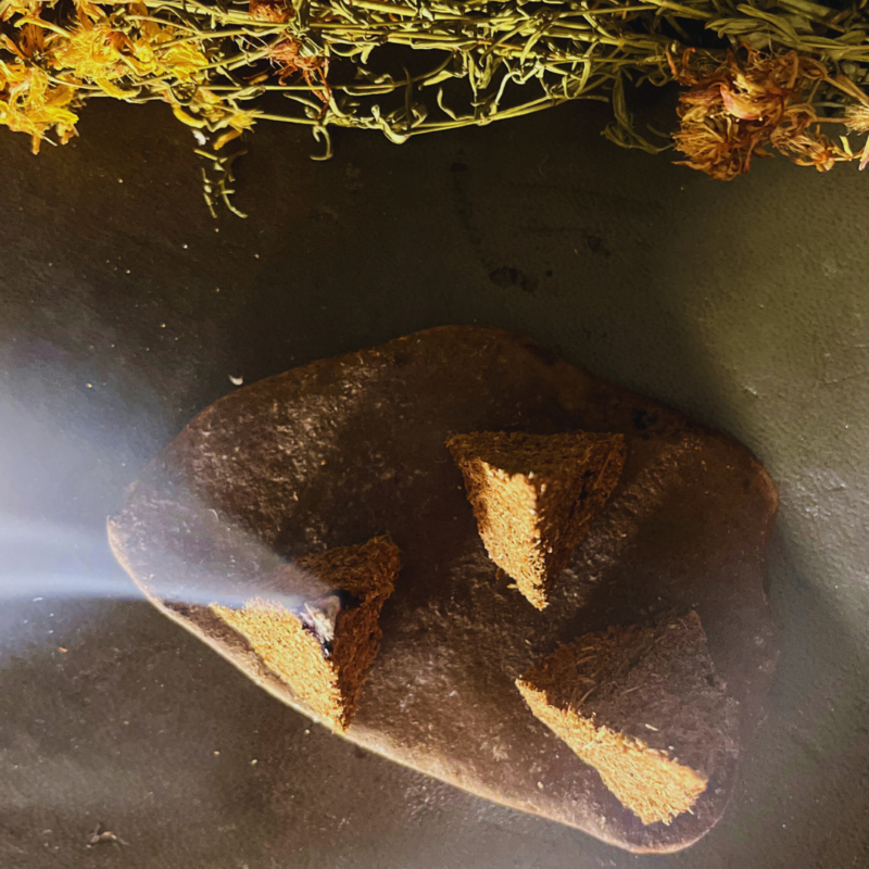 Mały dym – Słoneczny Dotyk– ziołowe kadzidło stożkowe – 3 sztuki