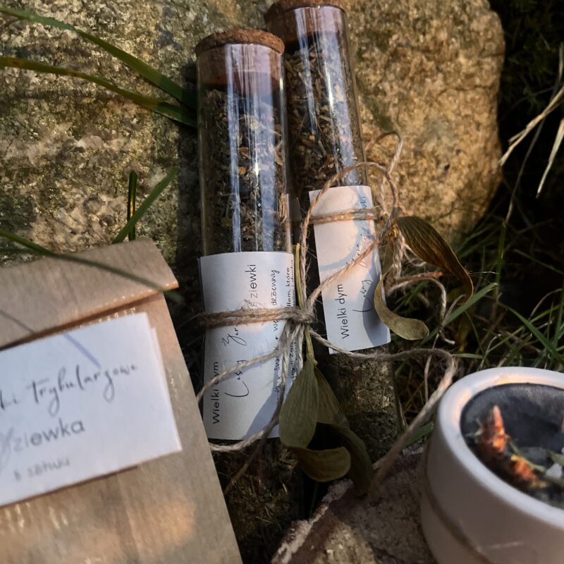 Wielki dym – Leśny Żerca – duże kadzidło z jemioły, świerku i węgla w szklanej fiolce