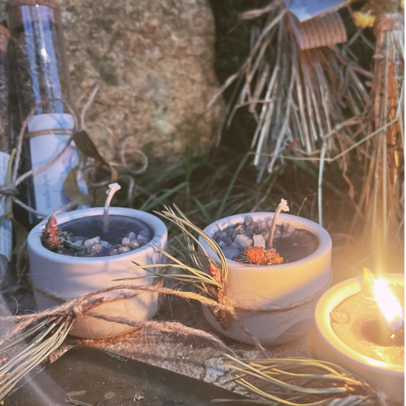 Dzika Czarka - Czarka Przesilenia Zimowego - świeczka sojowa w ceramice