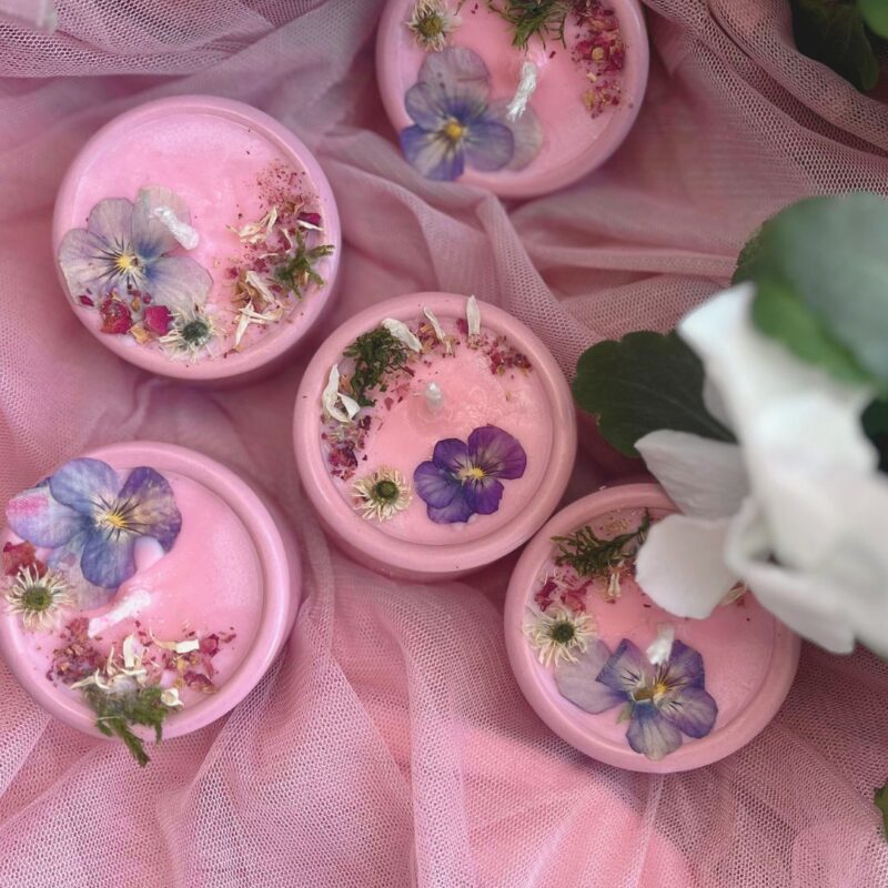 Dzika czarka – Kwiatki, bratki i stokrotki – świeczka sojowa w ceramice