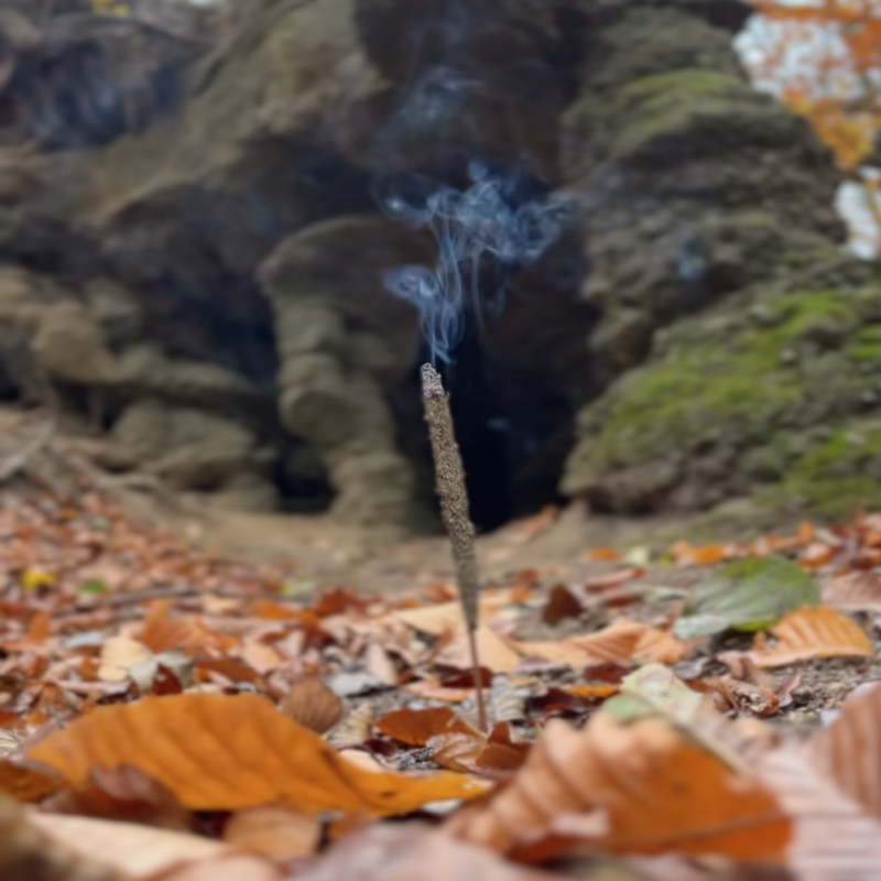 Mały dym – Ukryte wymiary – Kadzidło z piołunu na patyczku – 3 sztuki
