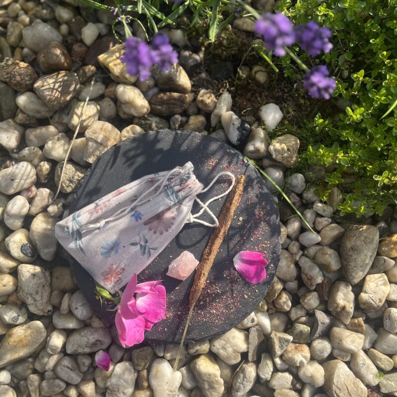 Rytuał Dwojga Dusz - Kadzidło Kwietne Pocałunki + Kwarc różowy + woreczek