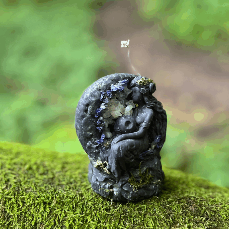 Córka Lunuli - świeca mocy żeńskiego pierwiastka