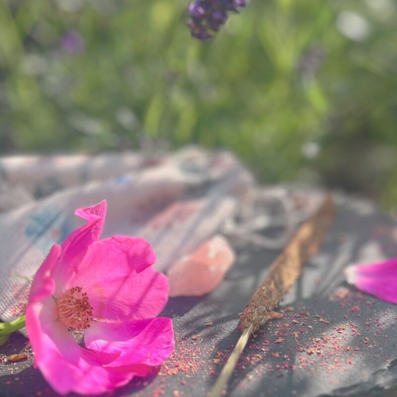 Mały dym – Kwietne Pocałunki – Kadzidło z lawendy, róży i bożego drzewka na patyczku – 3 sztuki