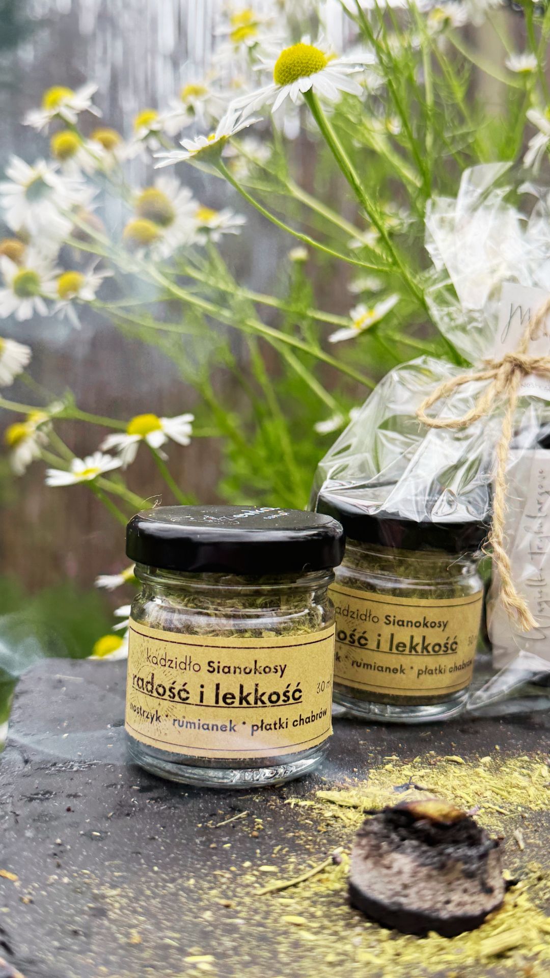Mały dym – Sianokosy… – Kadzidło na radość i lekkość – Kadzidło ziołowe sypkie w słoiku 30ml + 2 węgielki - obrazek 5