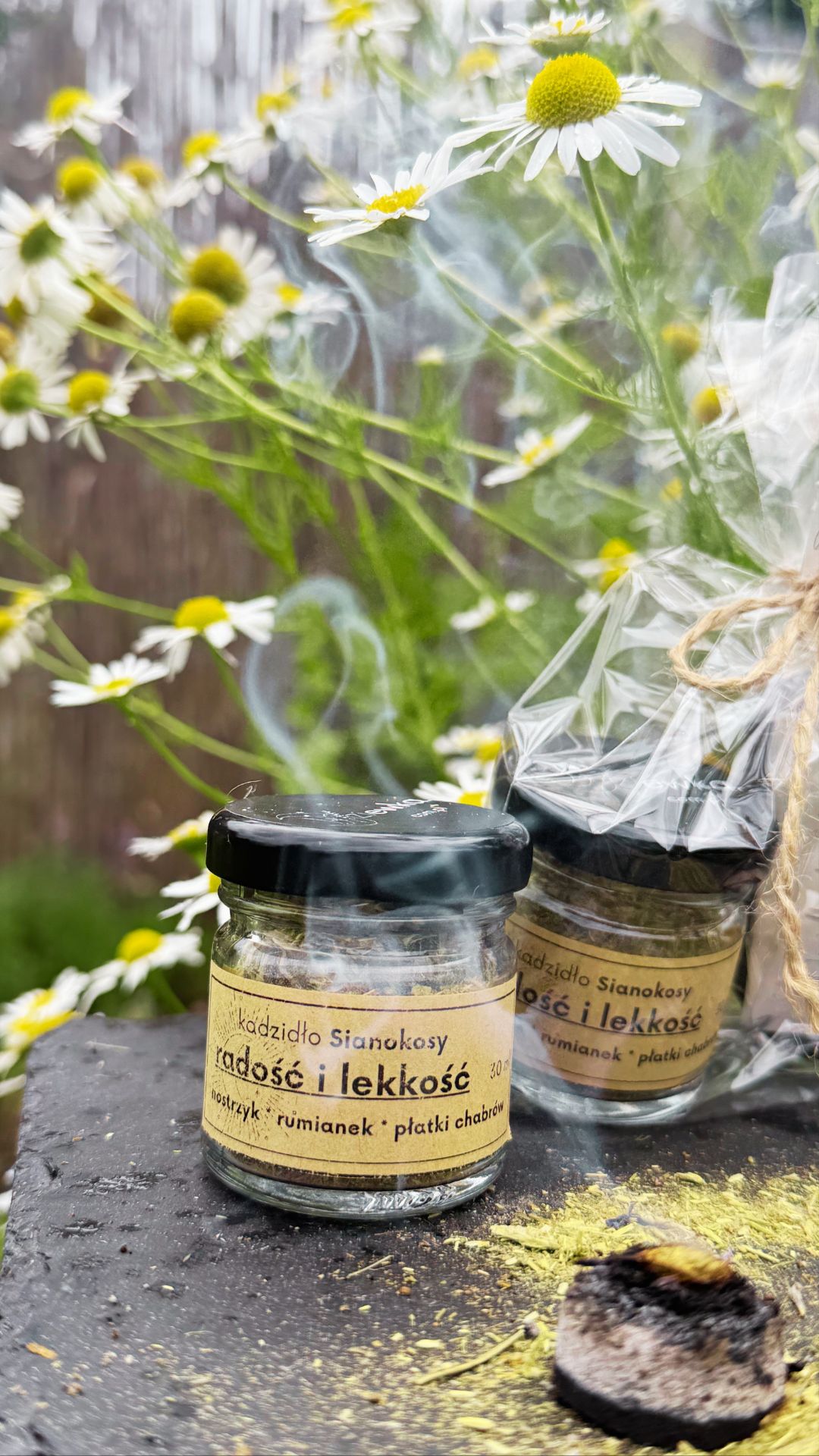 Mały dym – Sianokosy… – Kadzidło na radość i lekkość – Kadzidło ziołowe sypkie w słoiku 30ml + 2 węgielki - obrazek 2
